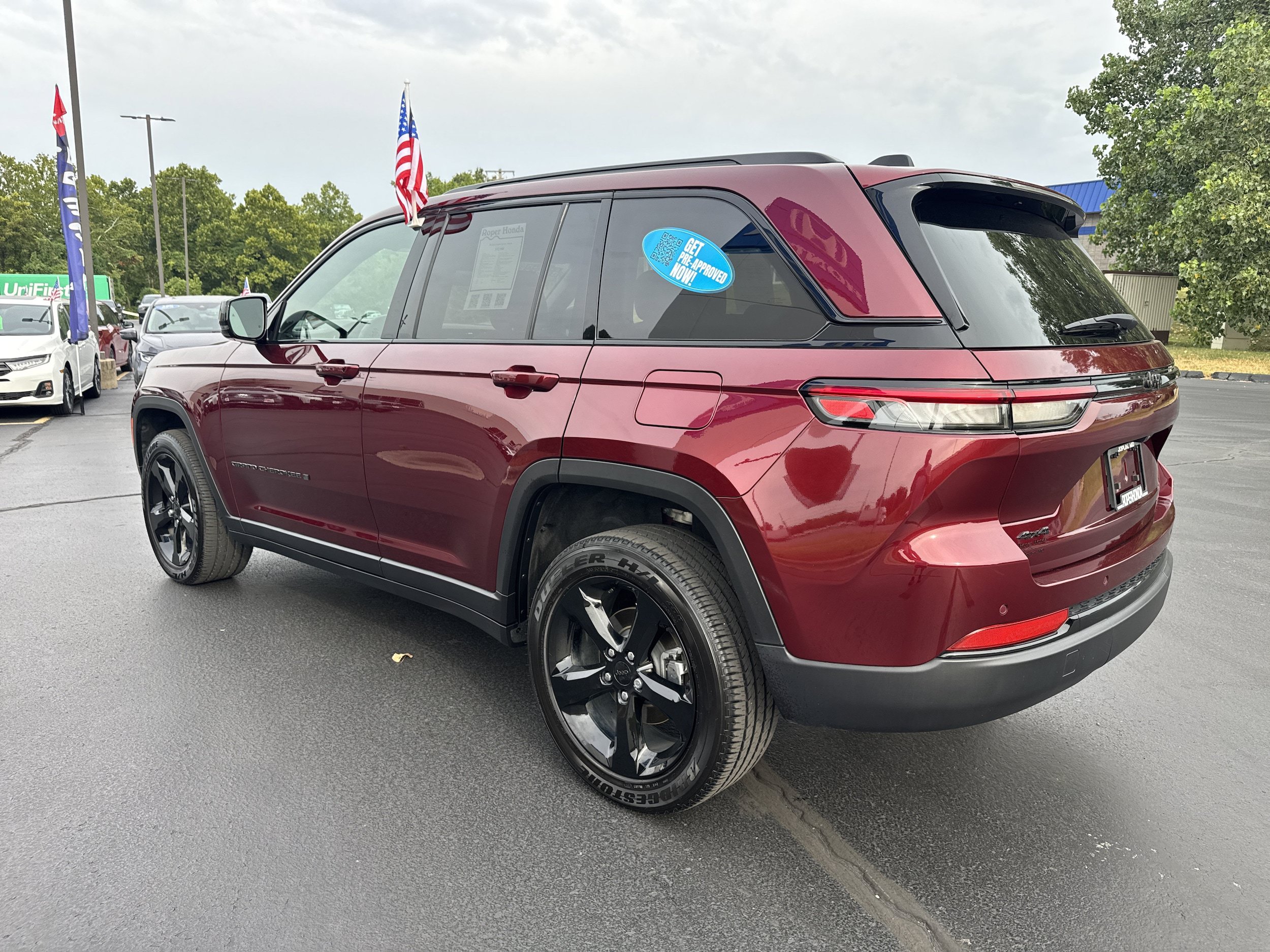 Used 2024 Jeep Grand Cherokee Altitude AWD/4WD image 4