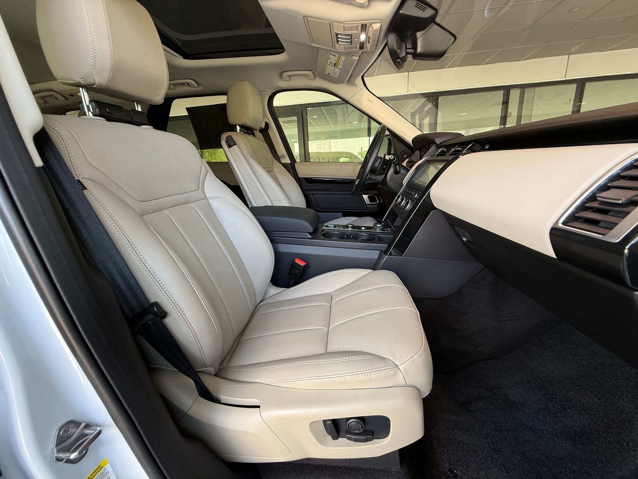 Used 2018 Land Rover Discovery SE AWD/4WD image 27