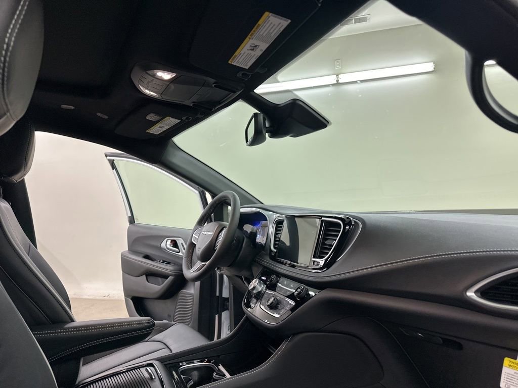New 2026 Chrysler Pacifica Limited image 16