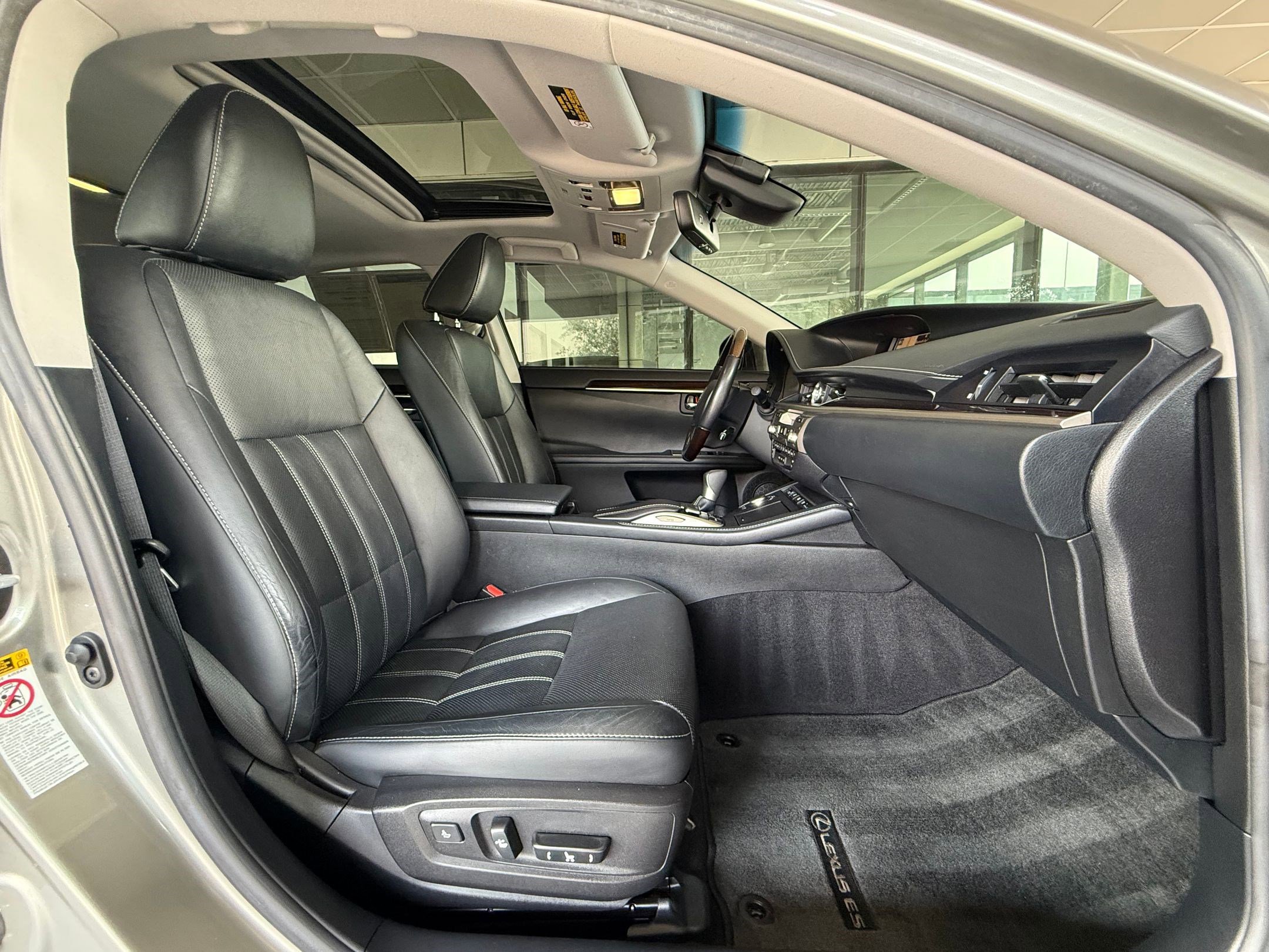 Used 2016 Lexus ES 300h w/ Luxury Package w/Wood Trim image 25