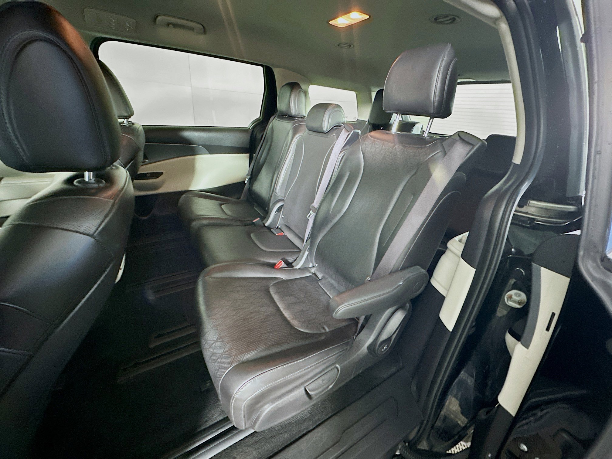 Used 2024 Kia Carnival LX image 28