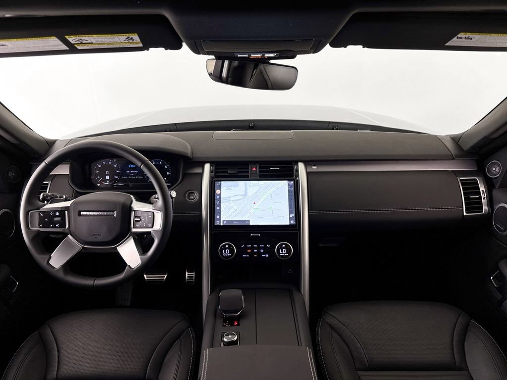 Used 2025 Land Rover Discovery Dynamic SE image 9
