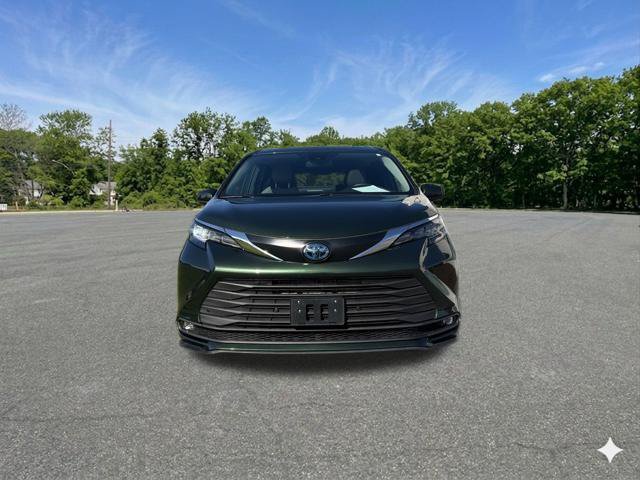 Used 2025 Toyota Sienna XLE FWD image 3