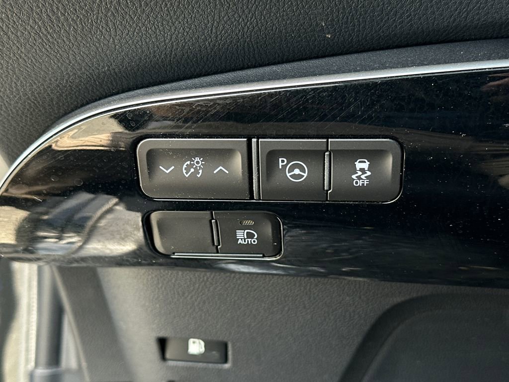 Used 2022 Toyota Prius LE image 18