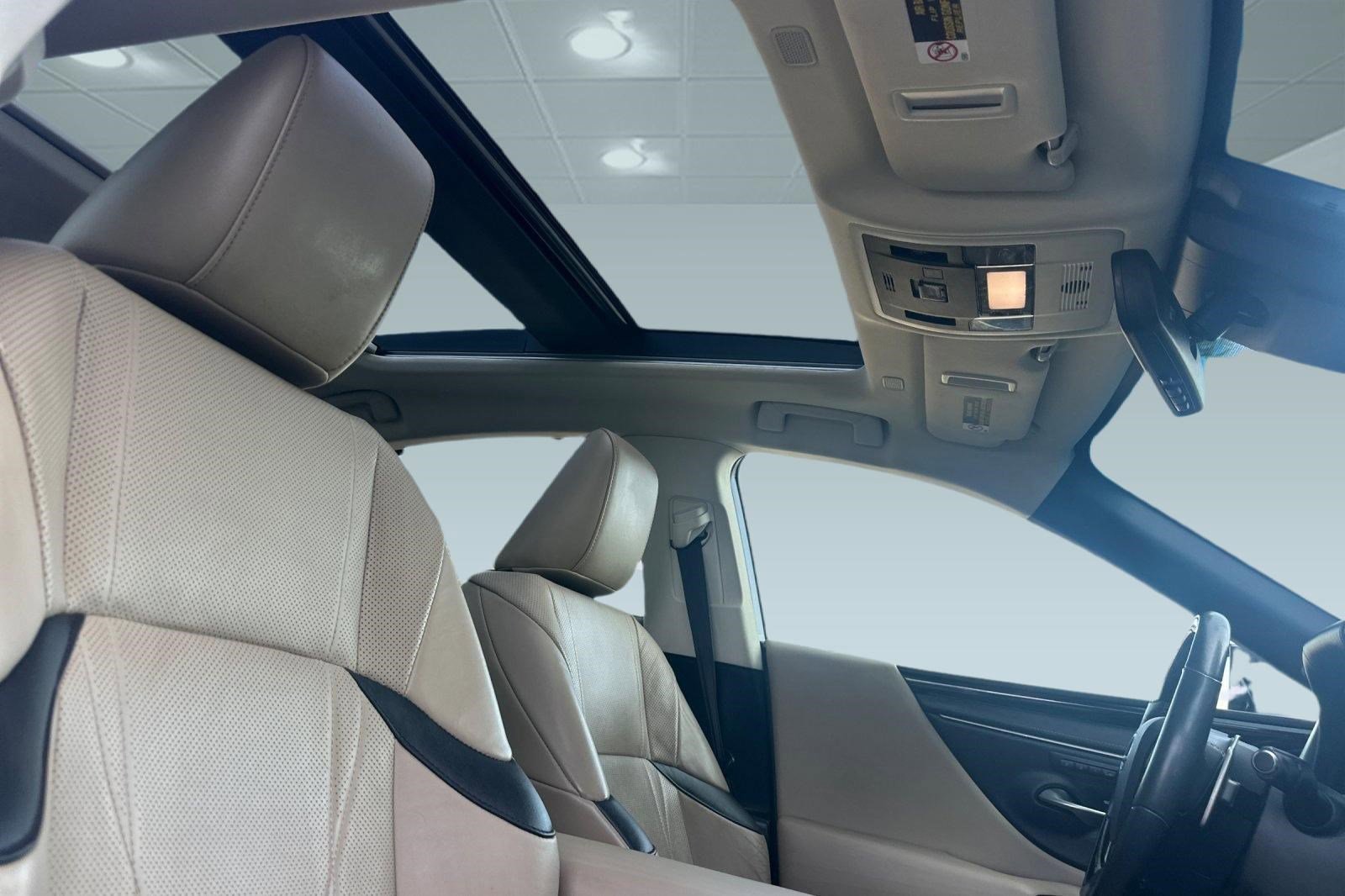 Used 2019 Lexus ES 350 Ultra Luxury w/ Accessory Package 2 image 29