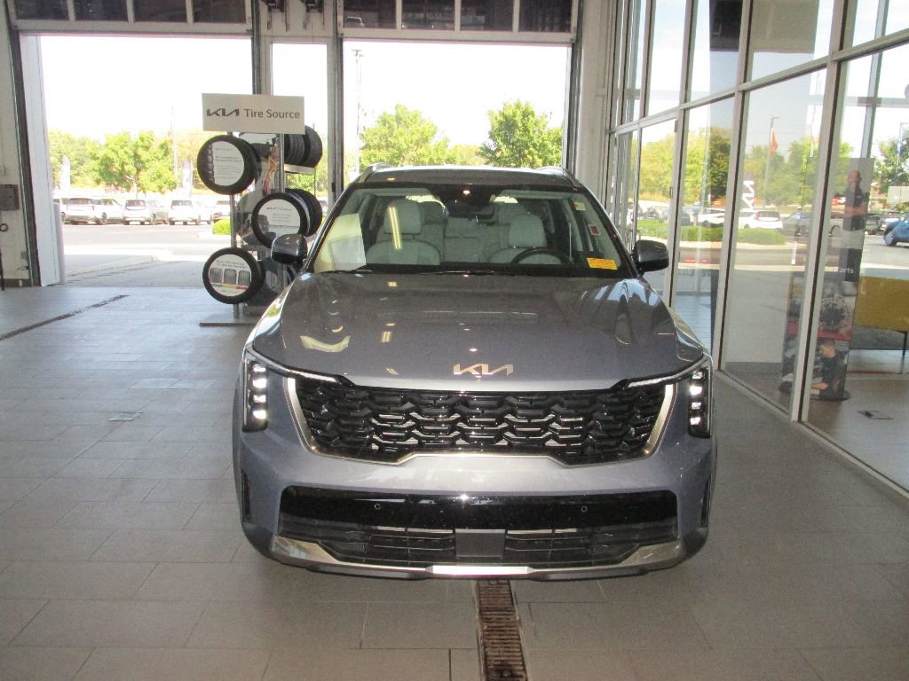 Used 2025 Kia Sorento S image 2
