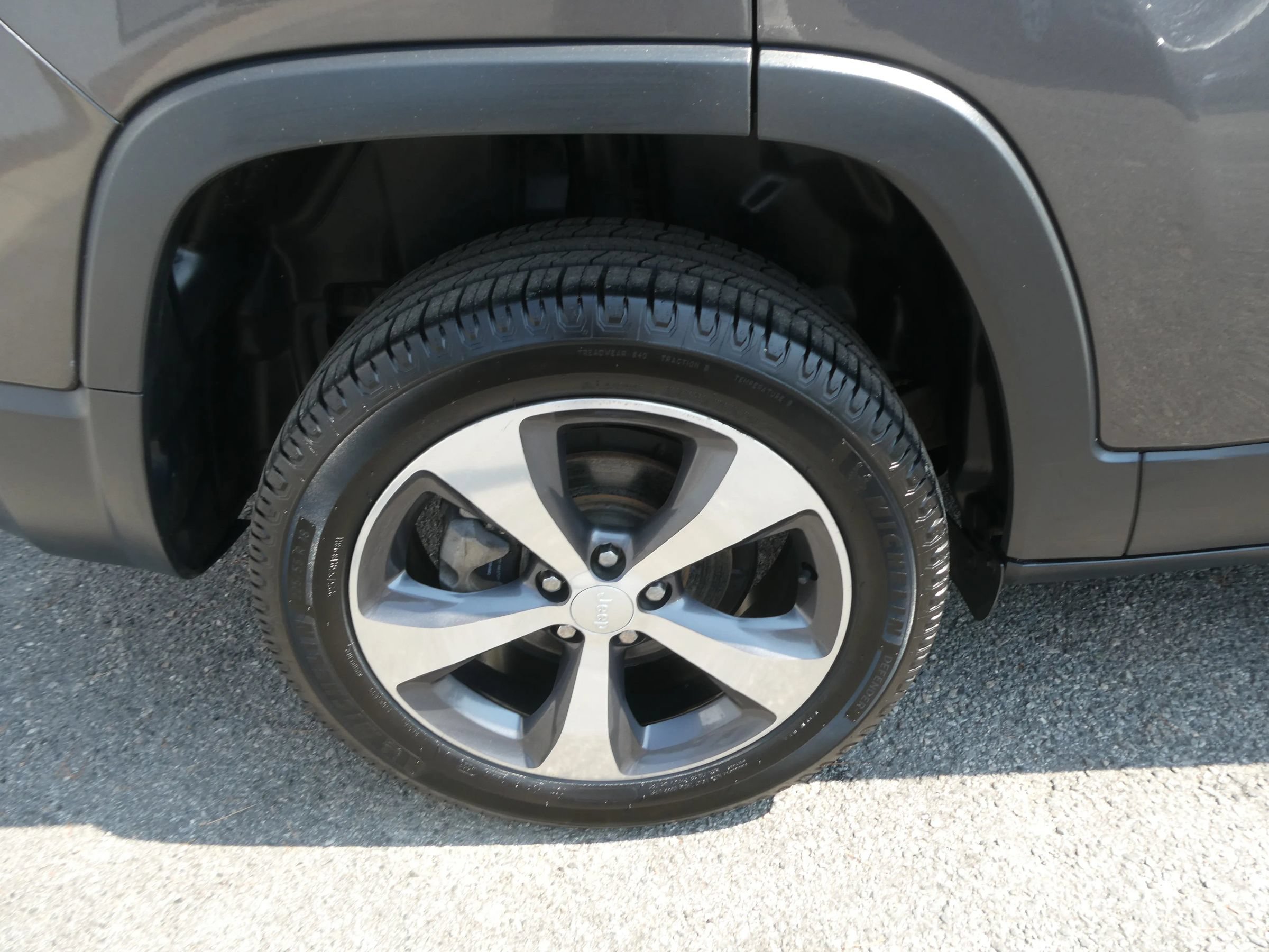 Used 2019 Jeep Cherokee Limited FWD image 32