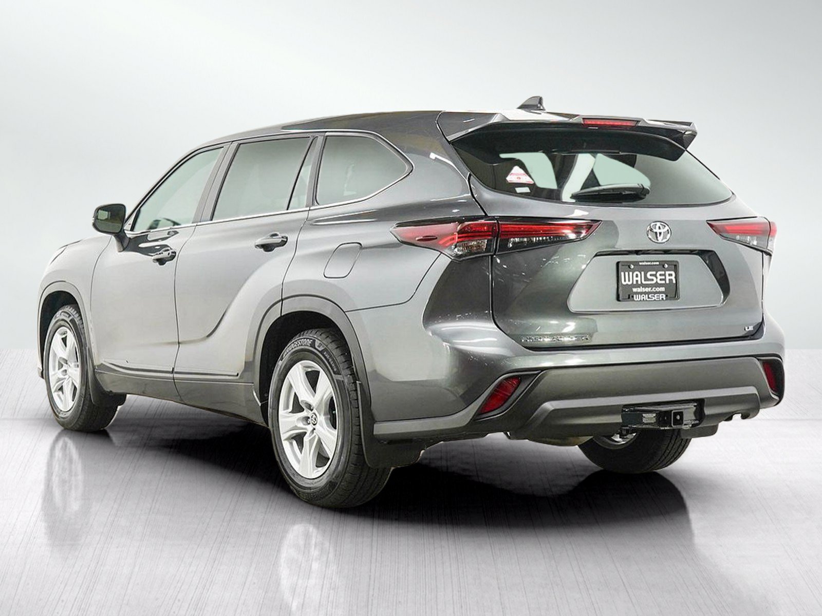 Used 2024 Toyota Highlander LE FWD image 3