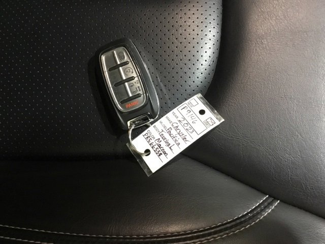 Used 2023 Chrysler Pacifica Touring-L image 47