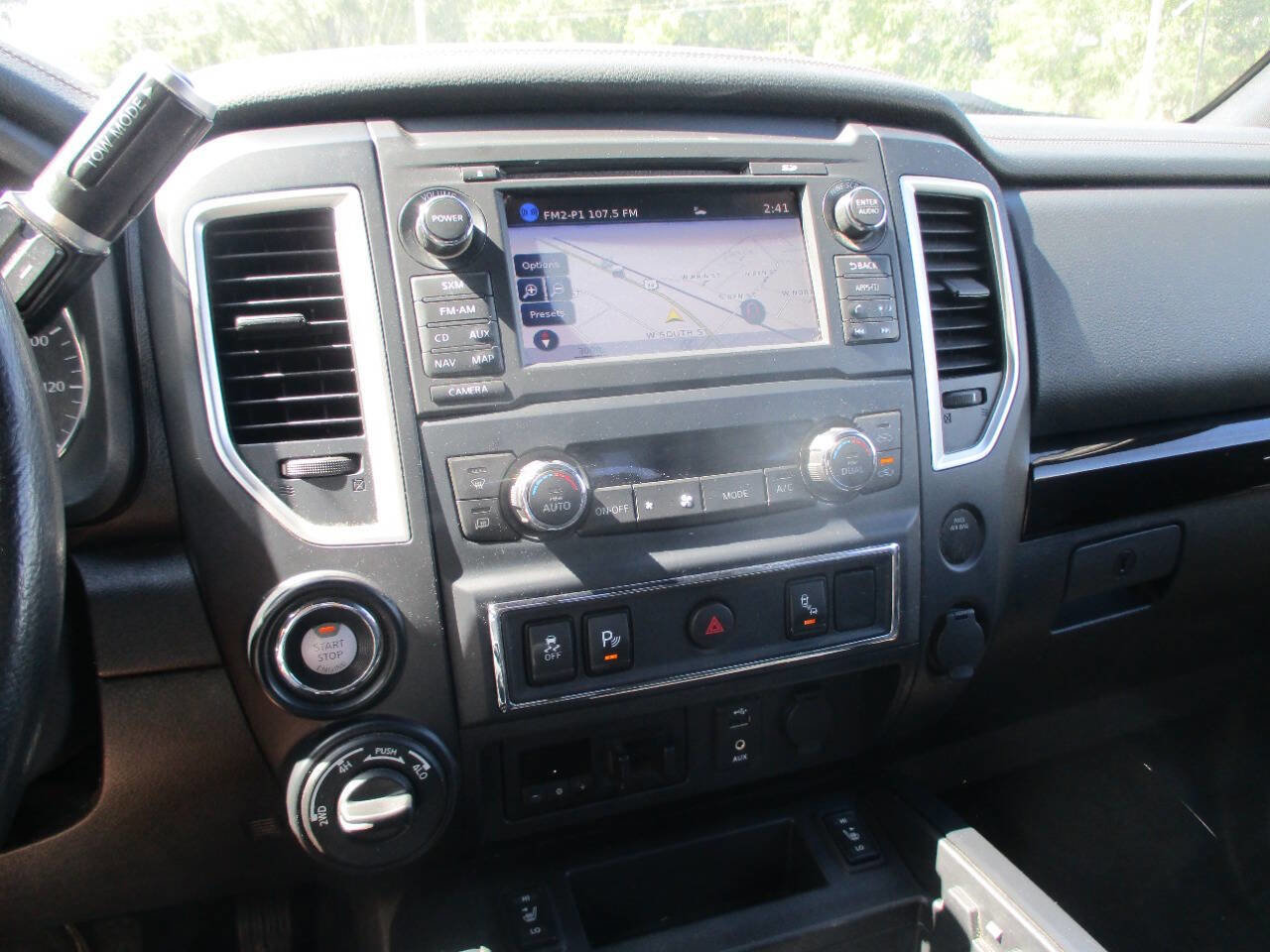 Used 2018 Nissan Titan SL image 9