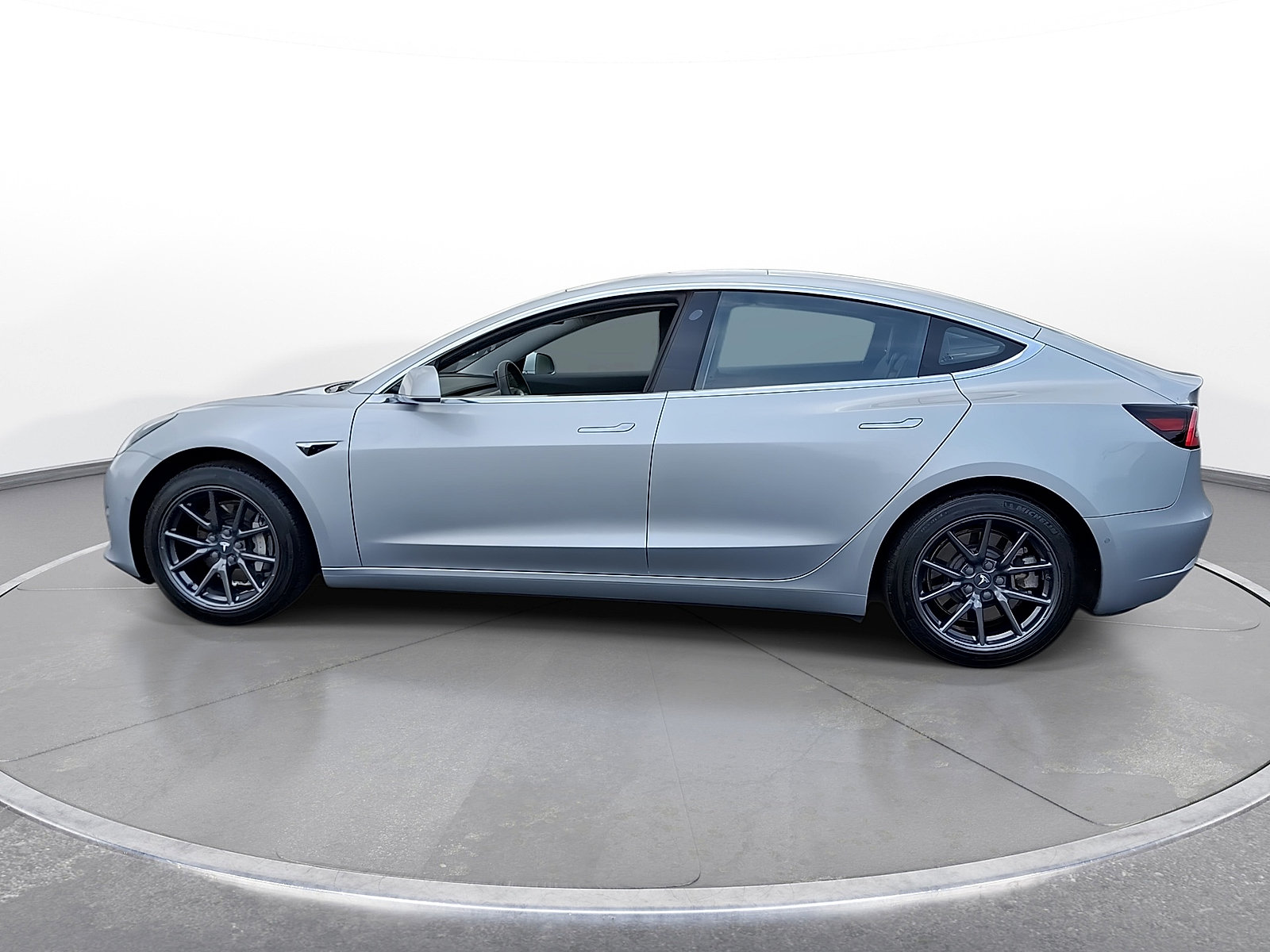 Used 2018 Tesla Model 3 Long Range RWD image 5