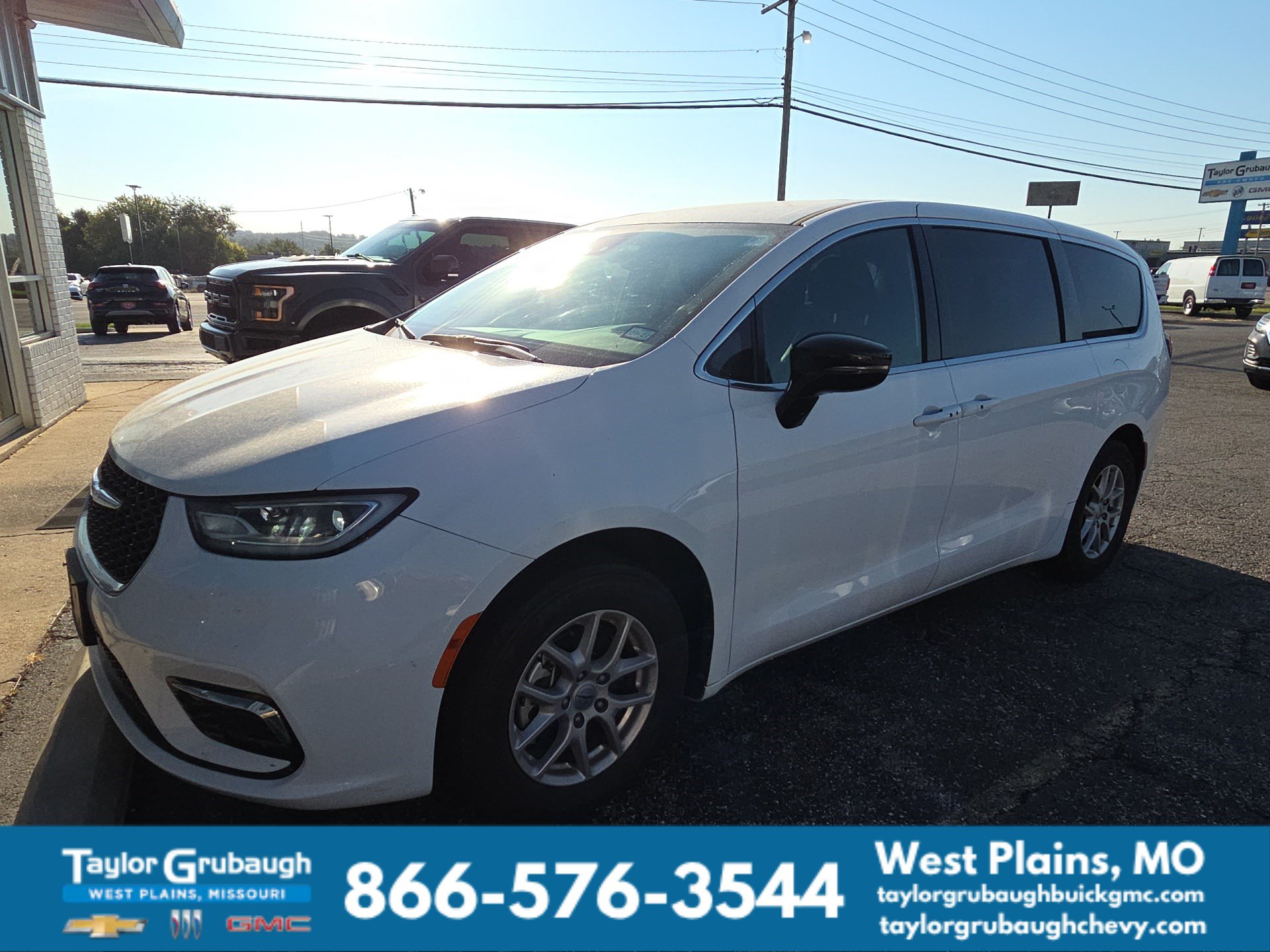 Used 2025 Chrysler Pacifica Select FWD image 3