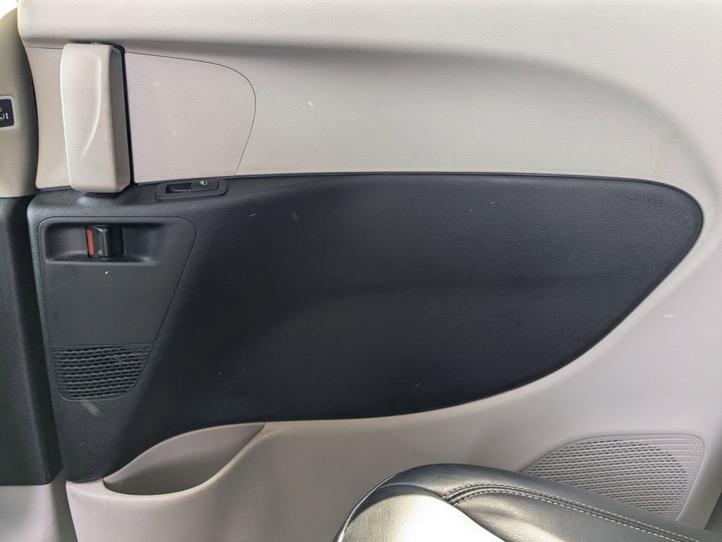 Used 2023 Chrysler Pacifica Touring-L image 25