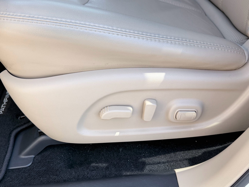 Used 2018 Nissan Pathfinder Platinum FWD image 24