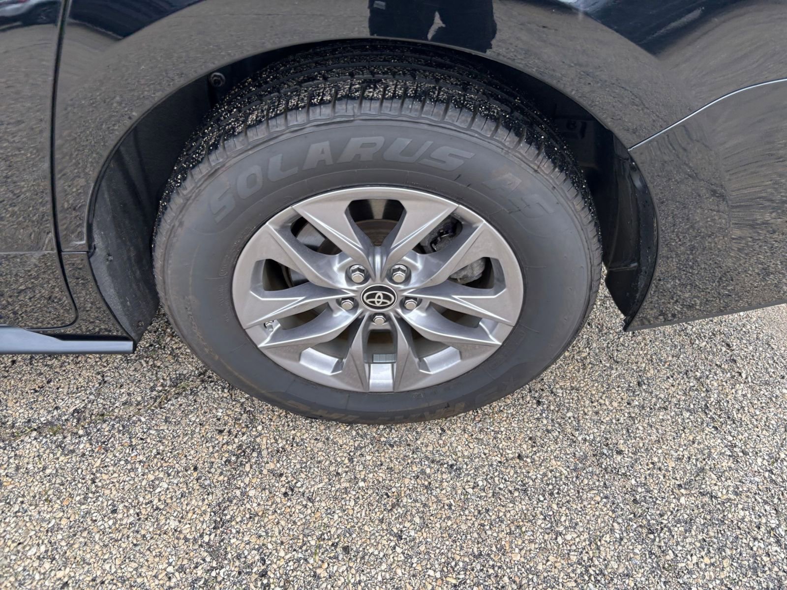 Used 2024 Toyota Sienna XLE FWD image 32