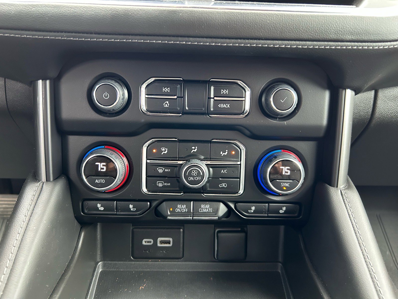 Used 2023 Chevrolet Tahoe Z71 w/ Luxury Package AWD/4WD image 16