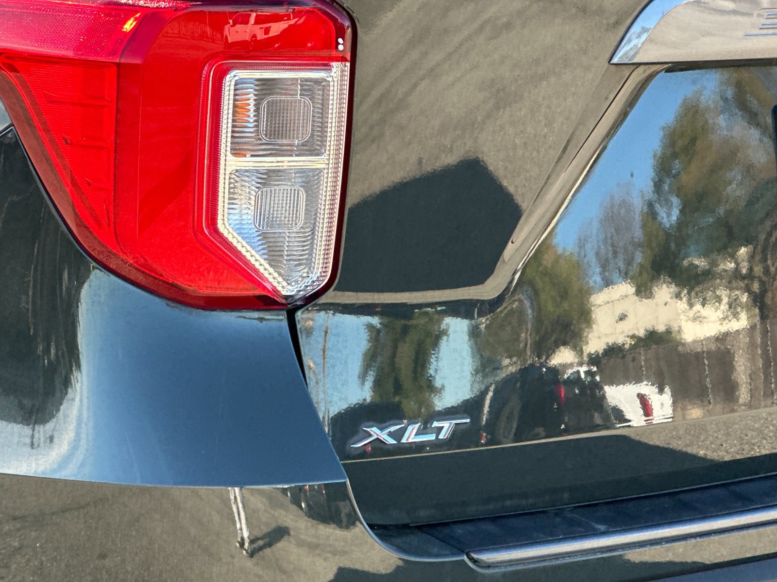 Certified 2022 Ford Explorer XLT w/ Equipment Group 202A image 29