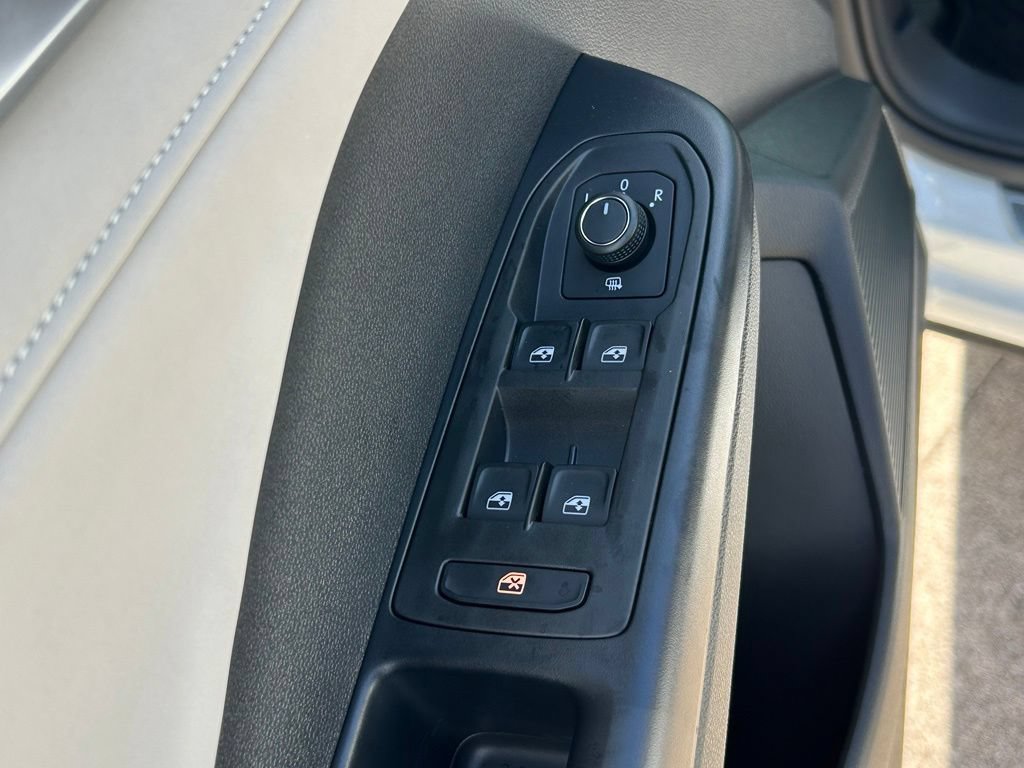 New 2026 Volkswagen Taos SE FWD image 16