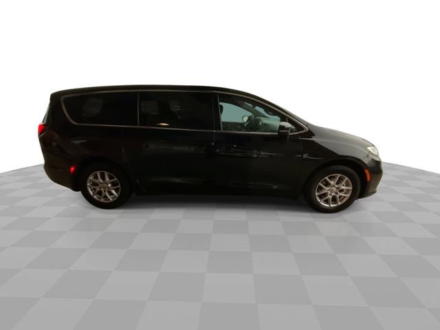 Used 2025 Chrysler Pacifica Select FWD image 3