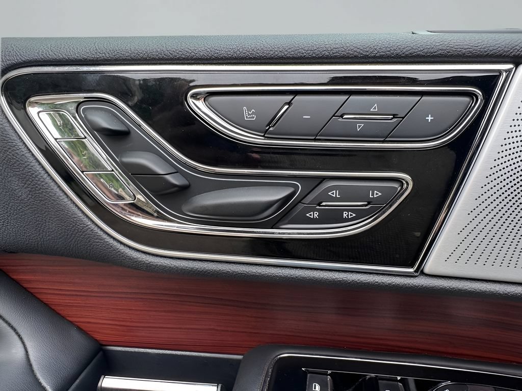 Used 2020 Lincoln Navigator L Reserve w/ Luxury Package RWD image 13