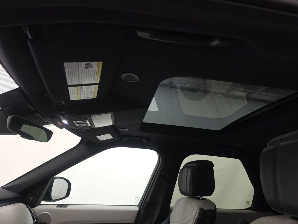 Used 2023 Land Rover Discovery Metropolitan Edition image 9