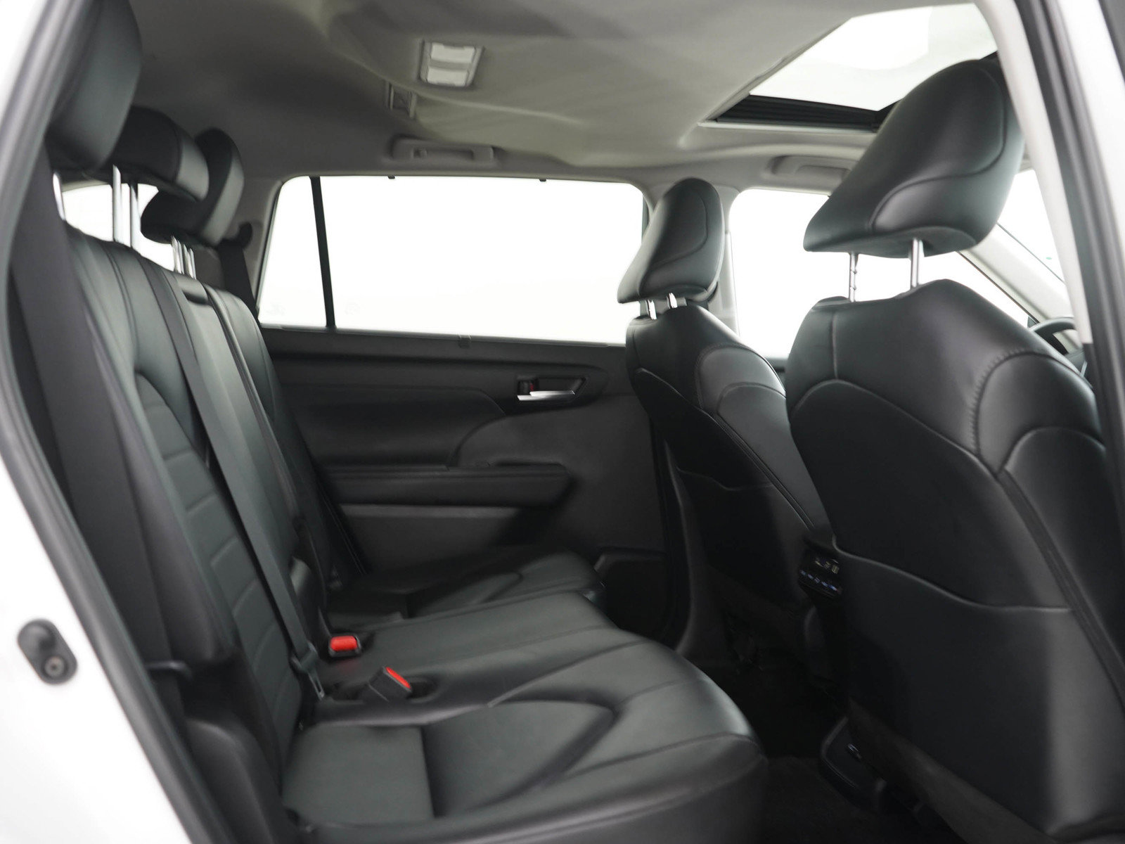Used 2024 Toyota Highlander XLE AWD/4WD image 14