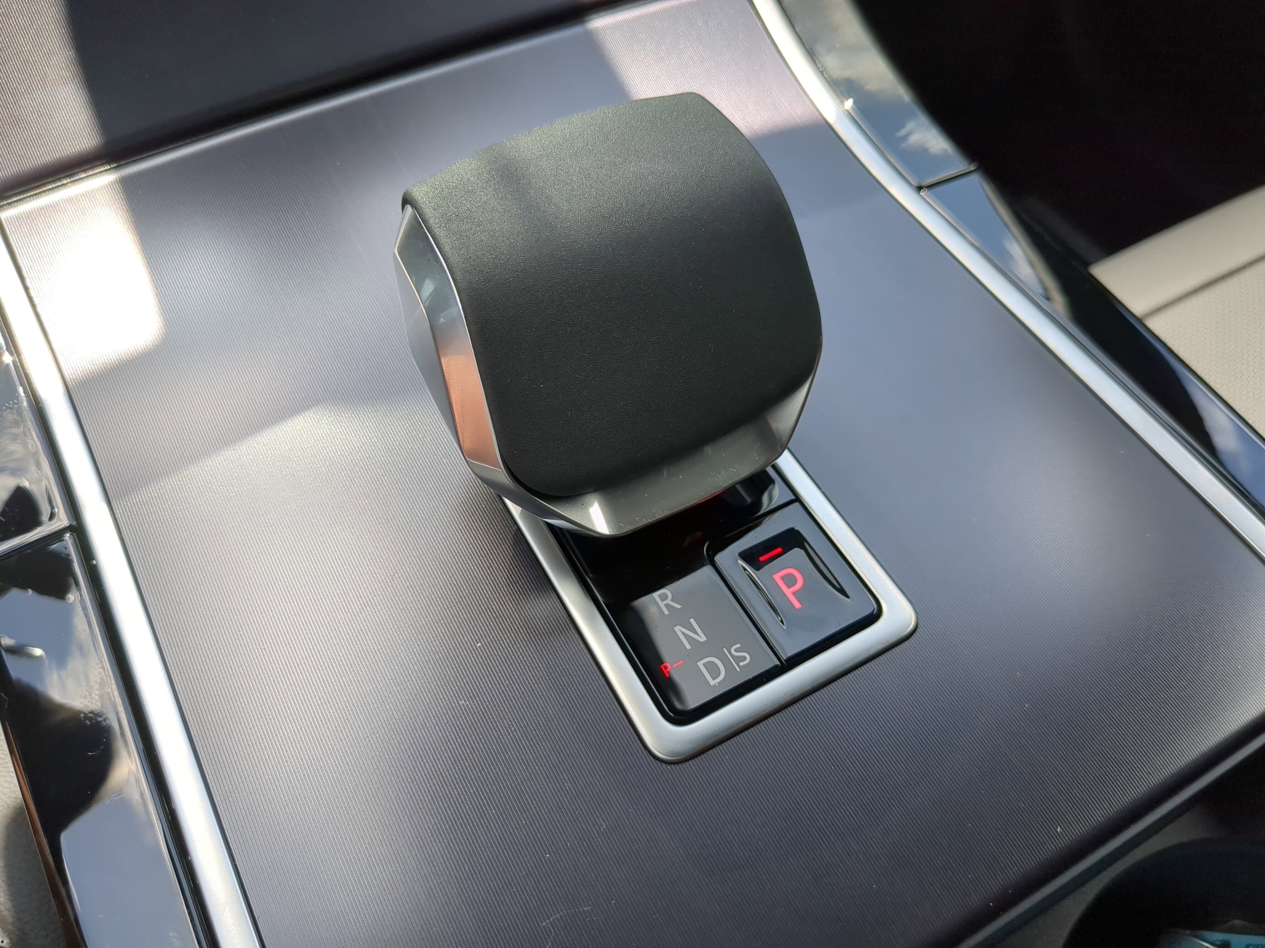 New 2026 Land Rover Range Rover Velar Dynamic SE image 25