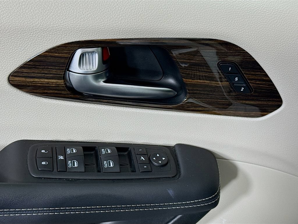 Used 2023 Chrysler Pacifica Limited AWD/4WD image 24