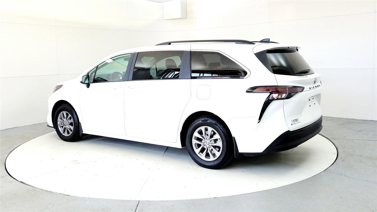 Used 2025 Toyota Sienna LE AWD/4WD image 4