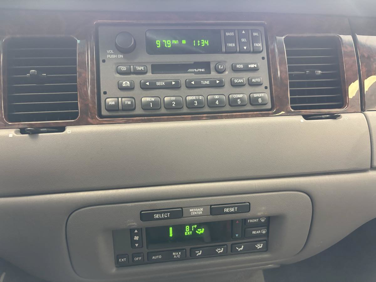 Used 2001 Lincoln Town Car Signature RWD image 16