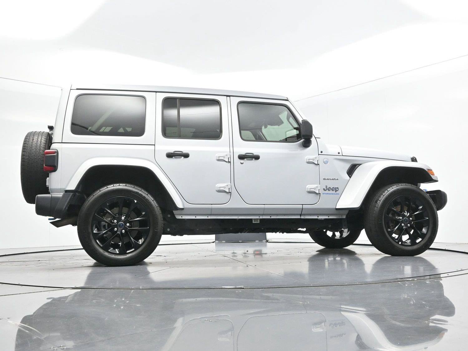Used 2024 Jeep Wrangler Unlimited Sahara w/ Technology Group AWD/4WD image 56