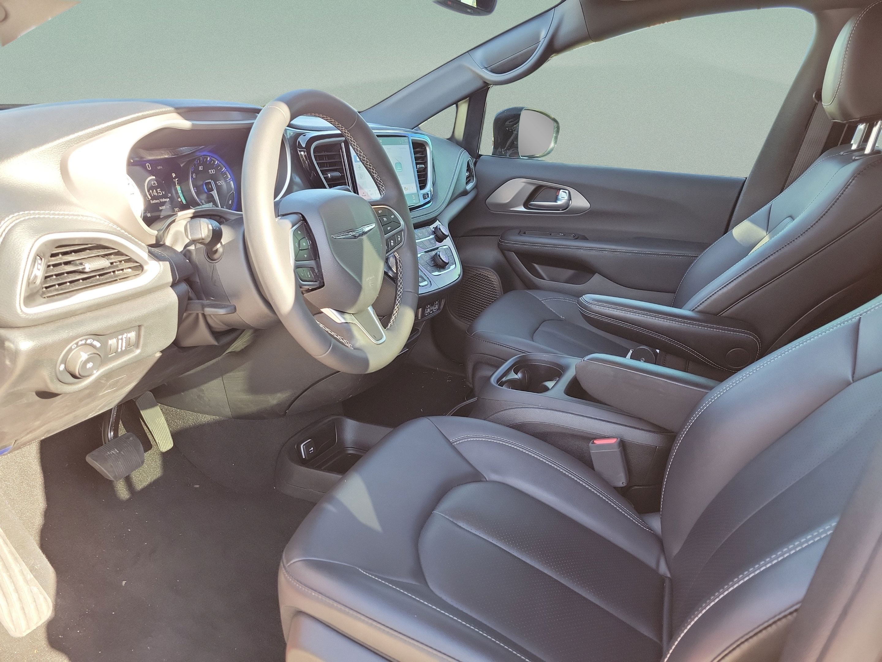 Used 2025 Chrysler Pacifica Select AWD/4WD image 14