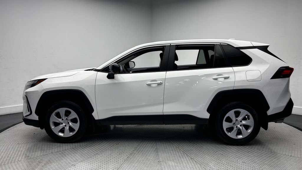 Used 2024 Toyota RAV4 LE AWD/4WD image 4