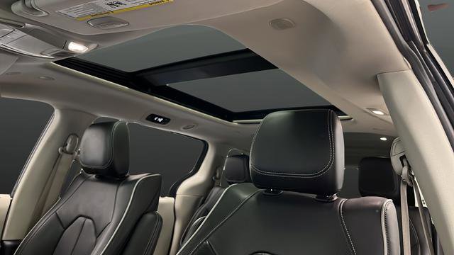 Used 2023 Chrysler Pacifica Limited w/ Uconnect Theater Family Group FWD image 12