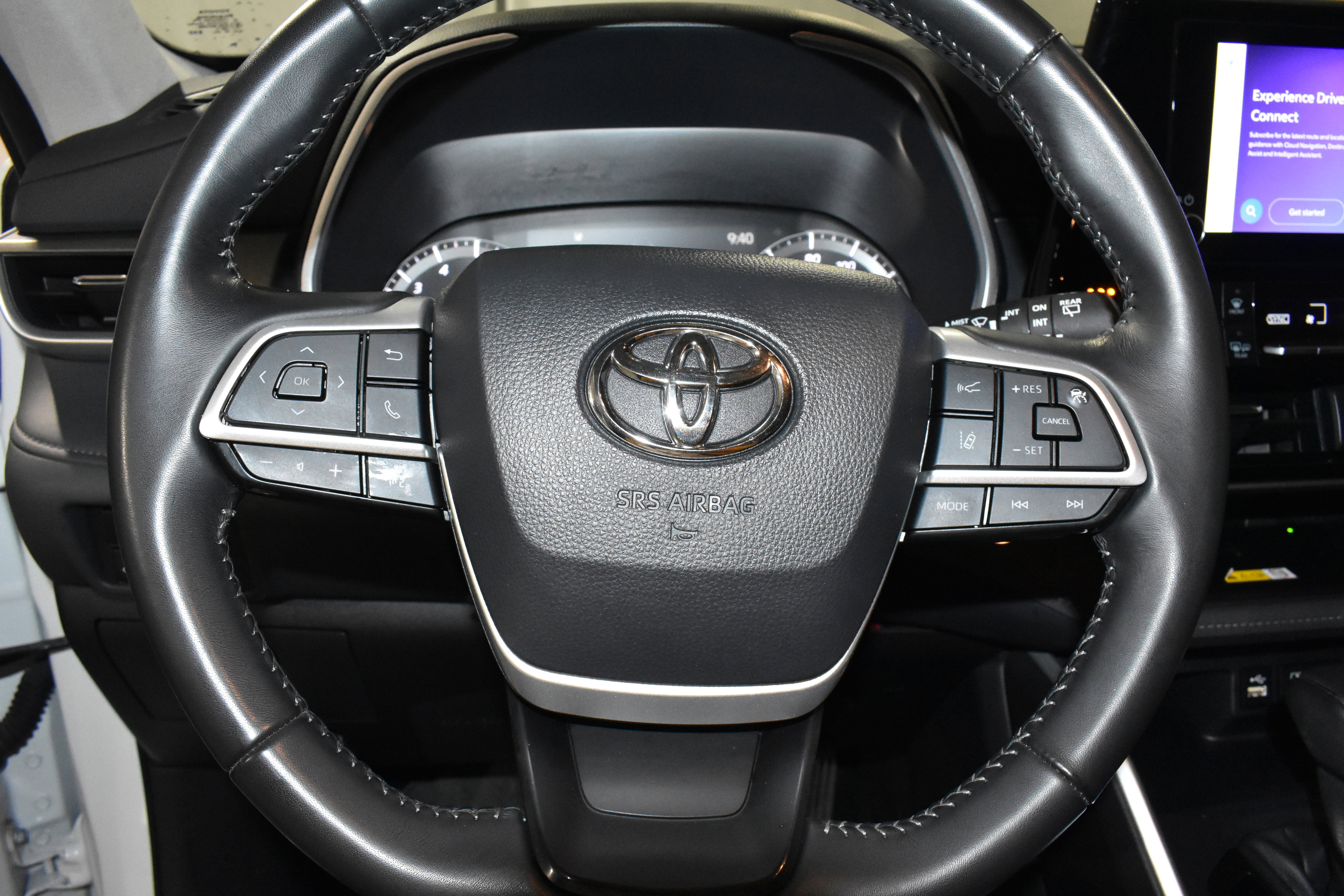 Used 2025 Toyota Highlander XLE FWD image 11