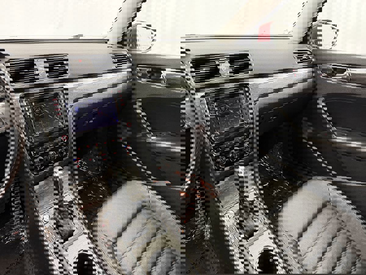 Used 2016 Volkswagen Passat 1.8T SEL Premium image 15