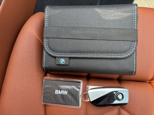 Used 2025 BMW i7 xDrive60 w/ Premium Package image 38