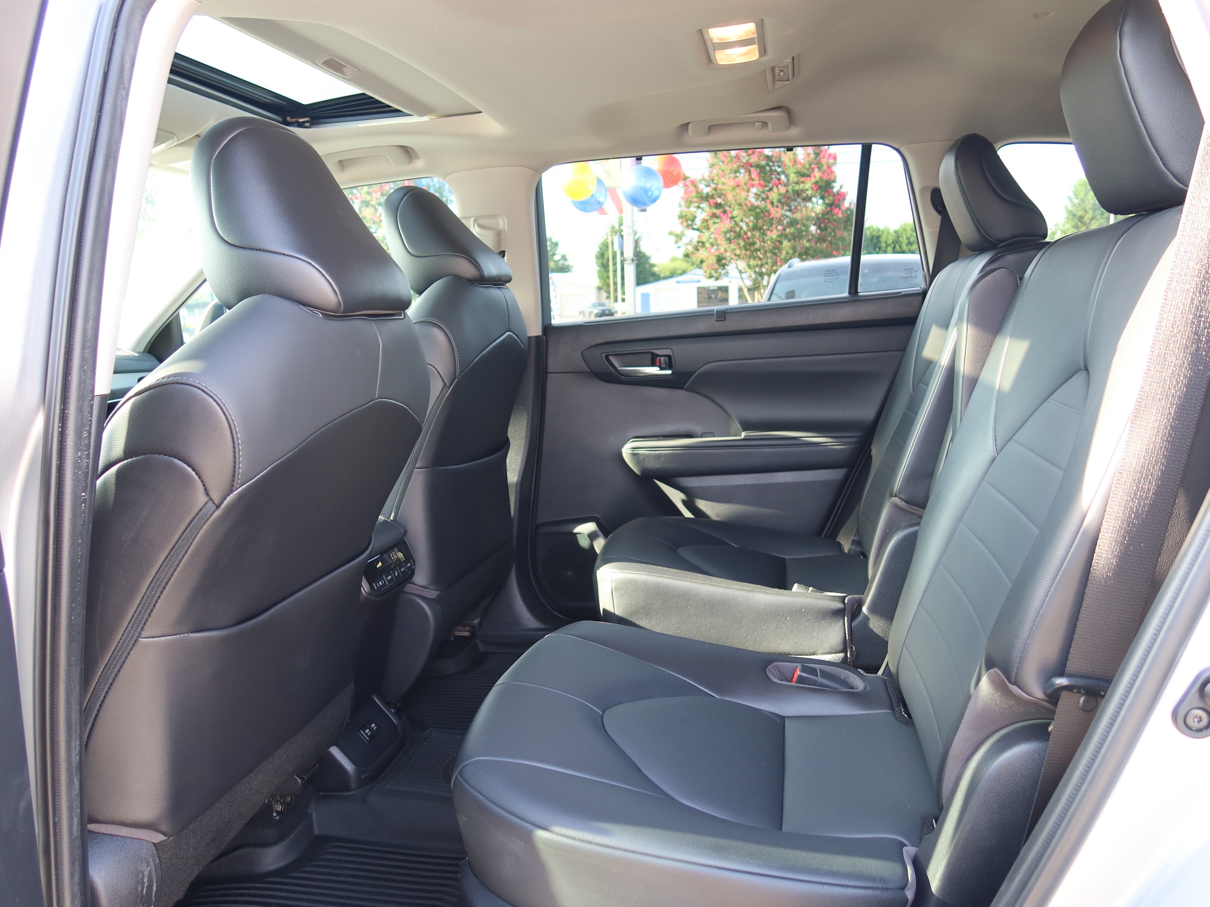 Used 2021 Toyota Highlander XLE FWD image 17