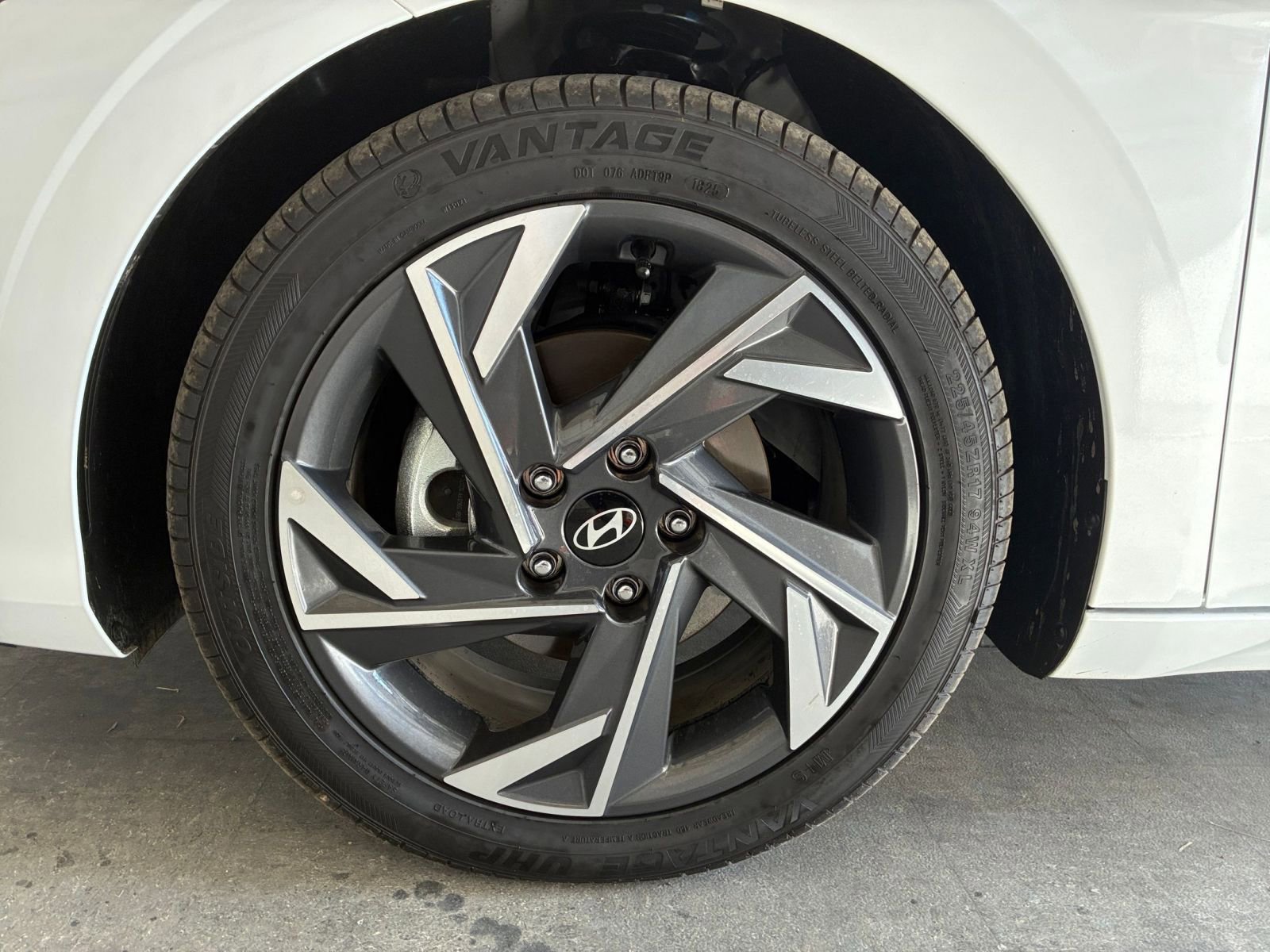 Used 2025 Hyundai Elantra Limited image 32