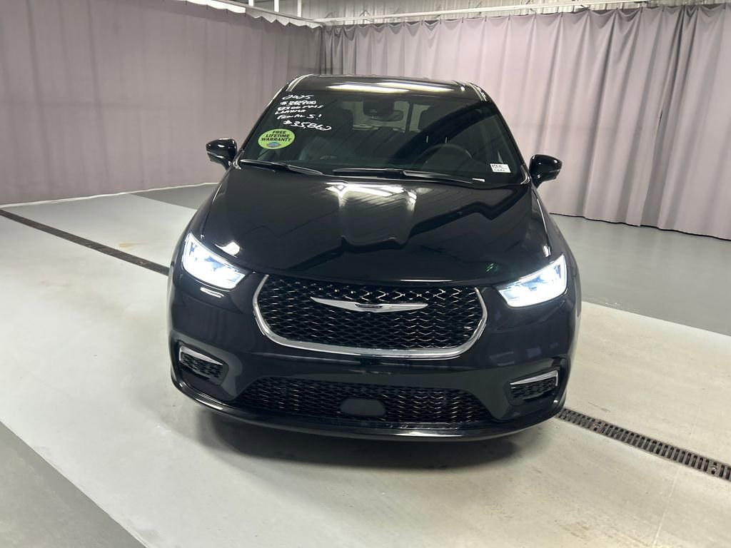 Used 2025 Chrysler Pacifica Select video 2