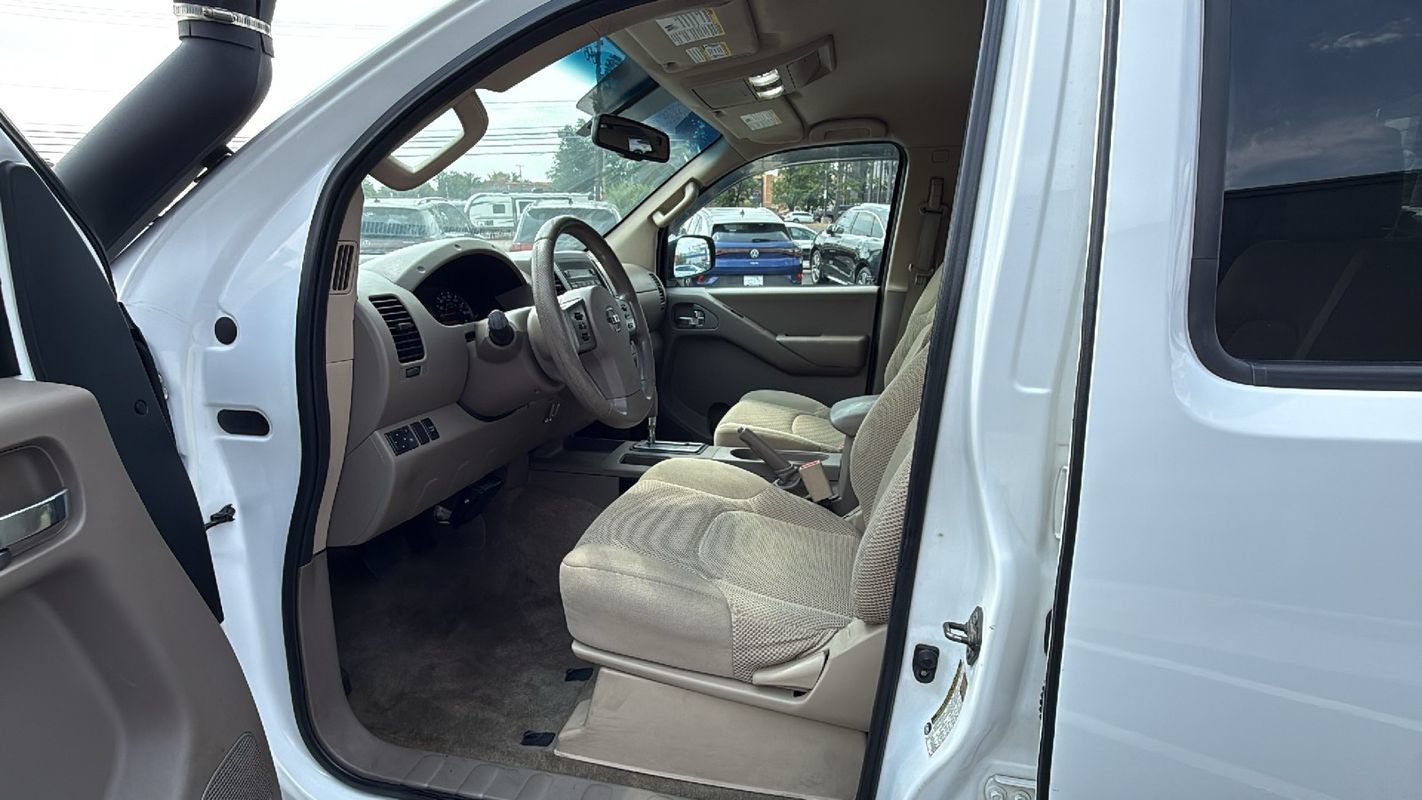 Used 2012 Nissan Frontier SV w/ SV Premium Utility Pkg AWD/4WD image 10