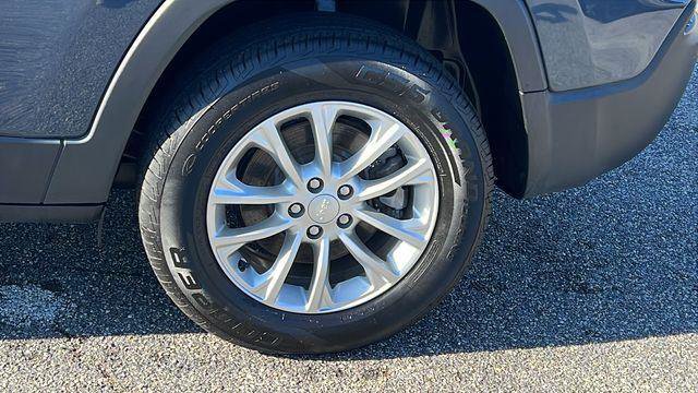 Used 2019 Jeep Cherokee Latitude w/ Cold Weather Group image 9
