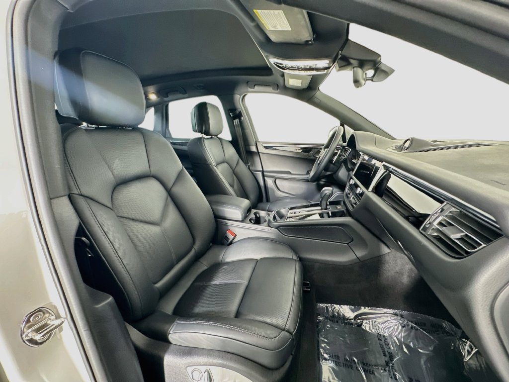 Certified 2023 Porsche Macan AWD/4WD image 29
