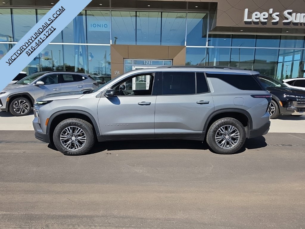 Used 2025 Chevrolet Traverse LT AWD/4WD image 2