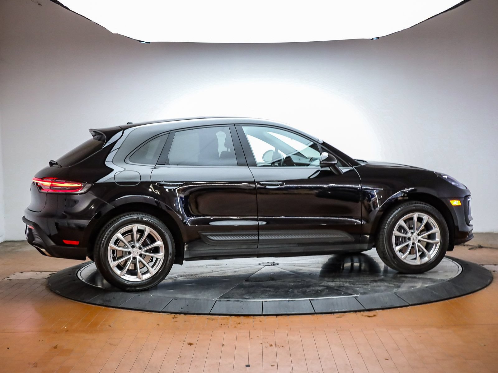 Certified 2026 Porsche Macan AWD/4WD image 13
