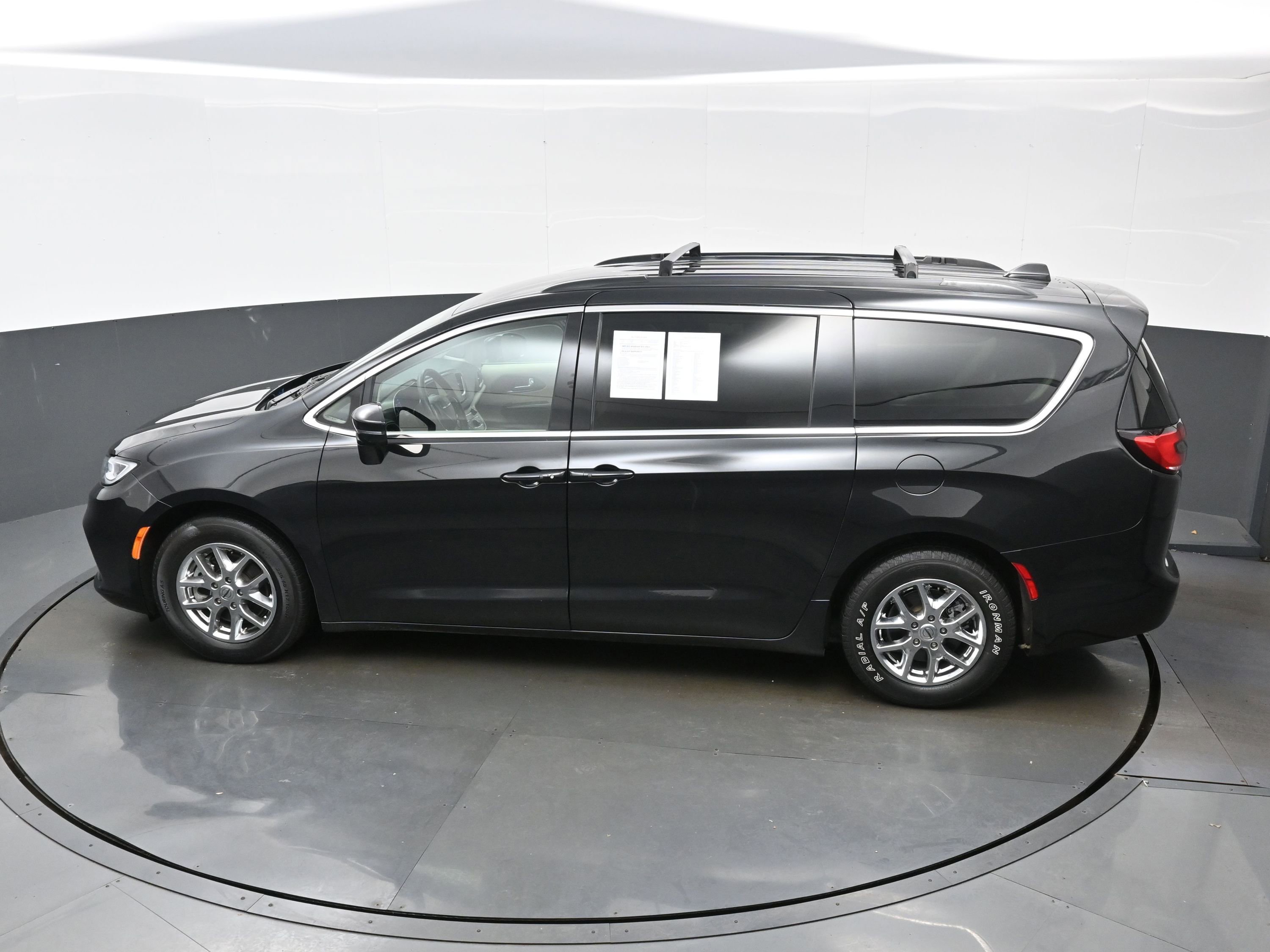 Used 2022 Chrysler Pacifica Touring-L image 34