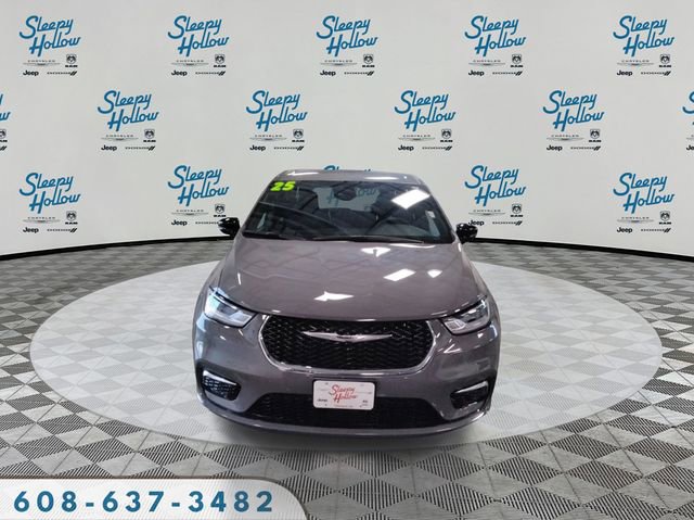 Used 2025 Chrysler Pacifica Select image 2