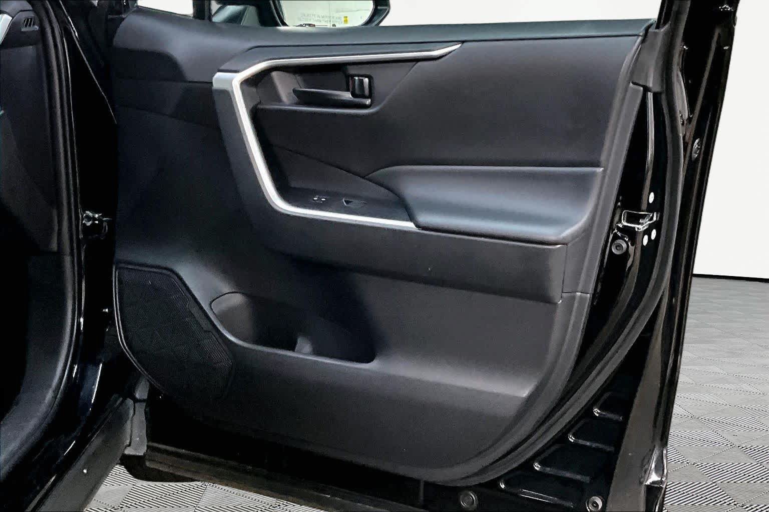 Used 2025 Toyota RAV4 LE AWD/4WD image 23
