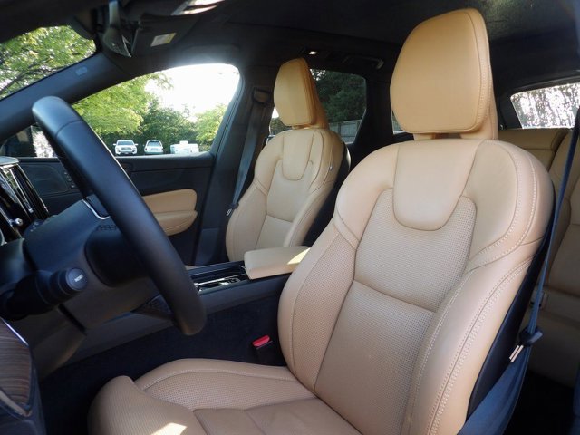 Certified 2023 Volvo XC60 B5 Ultimate w/ Climate Package image 9