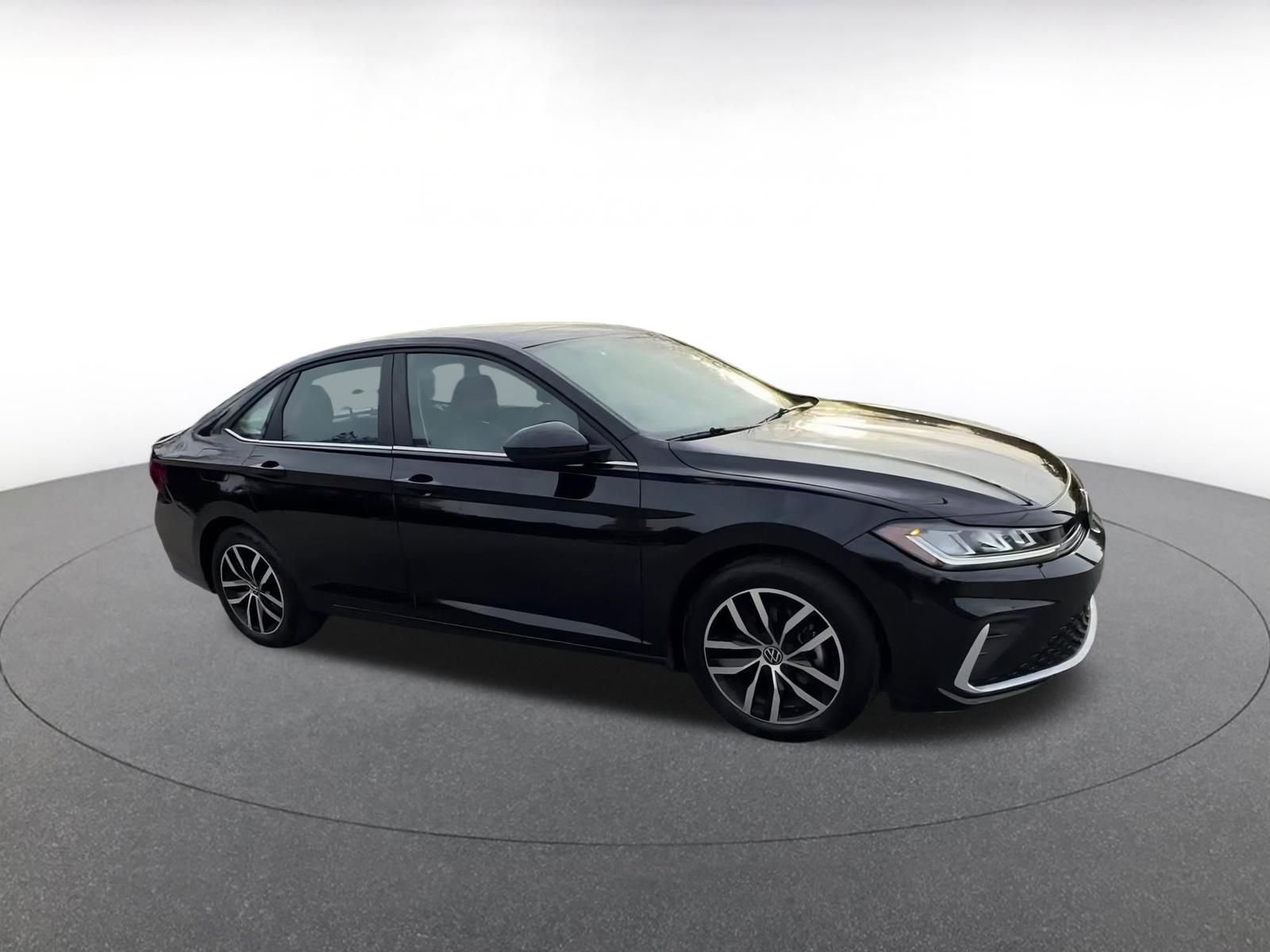 Used 2025 Volkswagen Jetta SE image 2